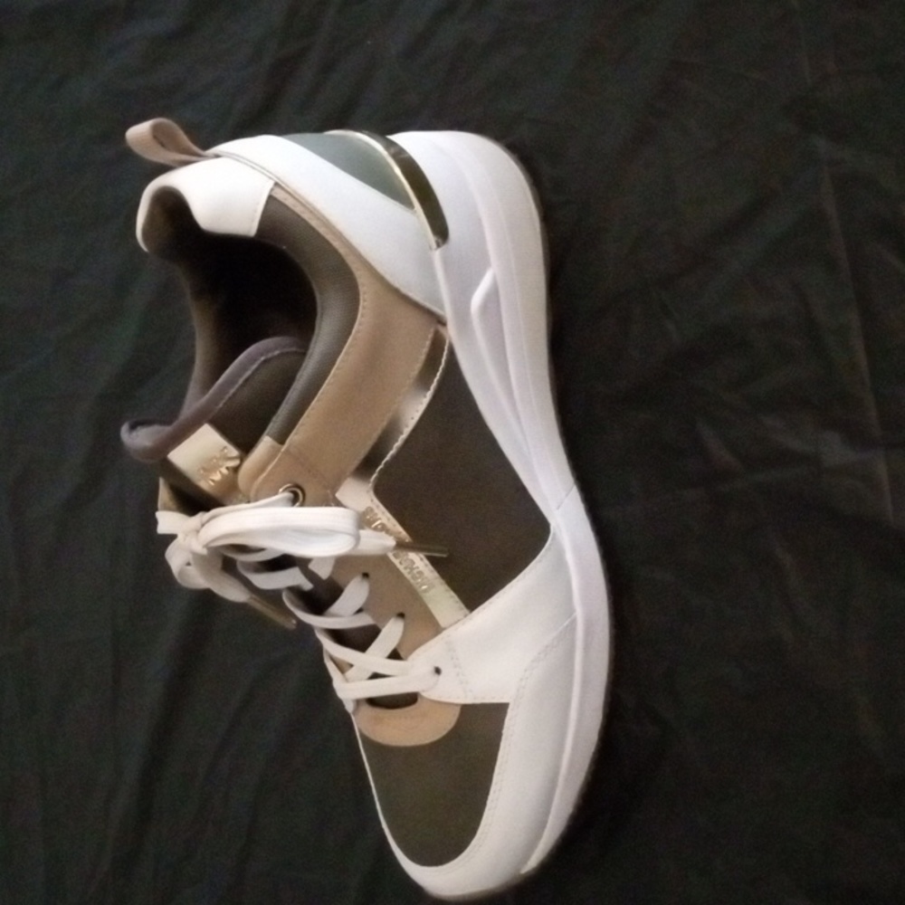 Sneaker 👟 - Picture 2 of 4